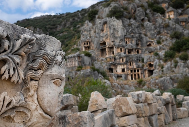 Tombes lyciennes antiques de Myra et visage en pierre de la femme en Turquie Demre