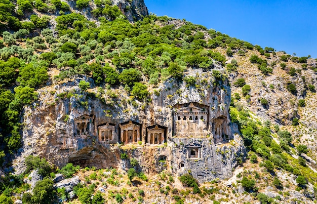 Photo tombes lyciennes taillées dans la roche à dalyan, kaunos en turquie