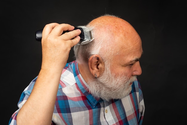 Tondeuse à cheveux homme chauve d'âge moyen calvitie mature et concept de perte de cheveux