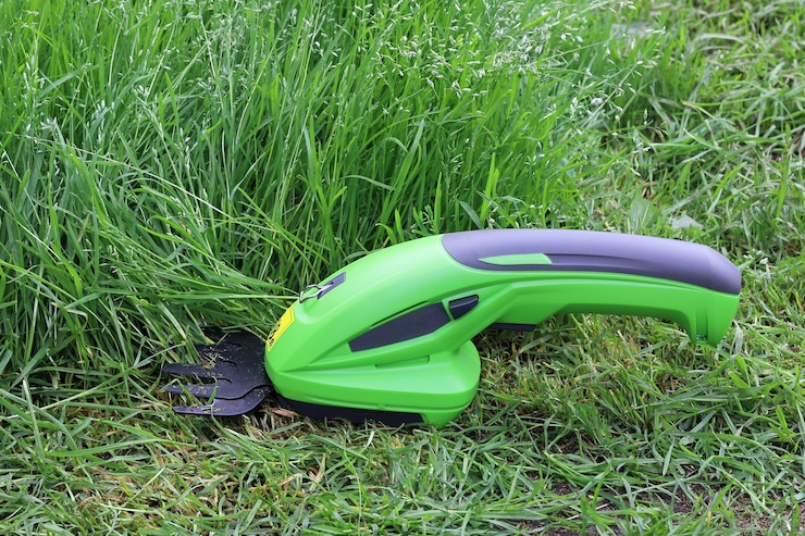 Photo tondeuse à main électrique rechargeable pour la coupe des plantes