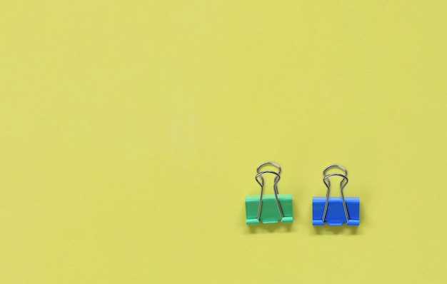 tondeuses à papier ensemble isolé sur jaune