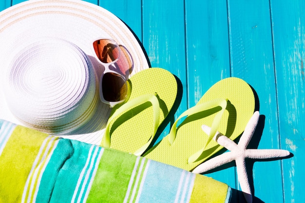 Des tongs colorées au bord d'une piscine.