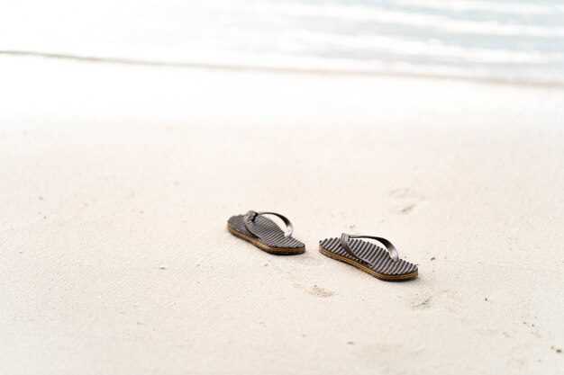 tongs sur le fond de la plage.