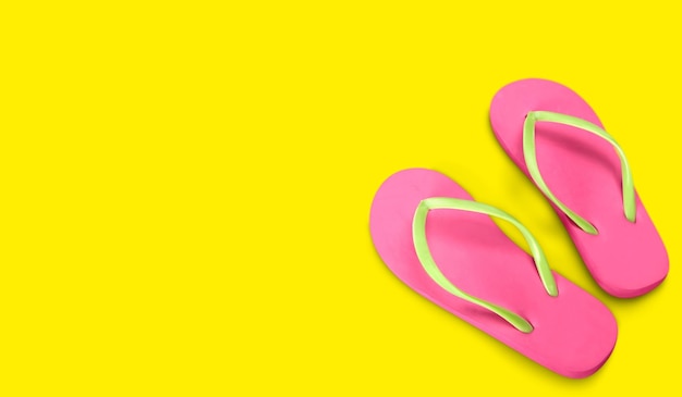 Tongs Pink Beach sur fond jaune