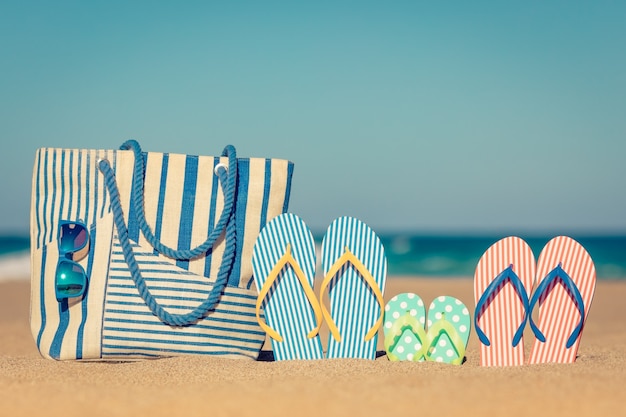 Tongs de plage sur le sable Concept de vacances d'été