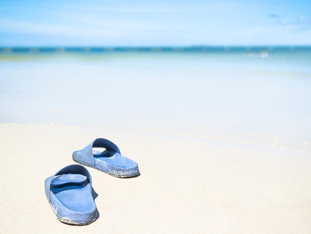 tongs sur la plage de sable de la côte mer océan