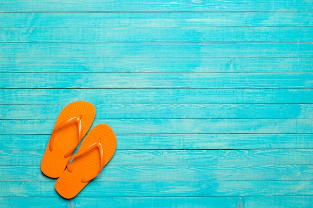 Tongs sur une surface en bois de couleur