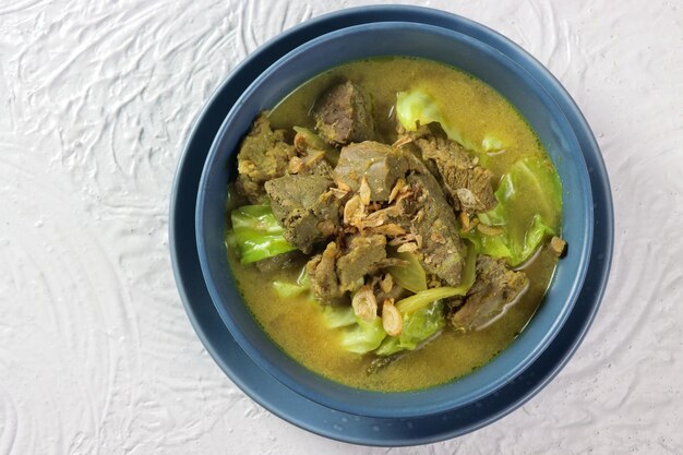 Tongseng Daging Kambing est un curry doux et épicé à base de ragoût de viande de chèvre avec une sauce à la noix de coco