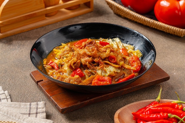 Le tongseng est un plat de ragoût de bœuf dans une soupe au curry avec des légumes et de la sauce soja sucrée.