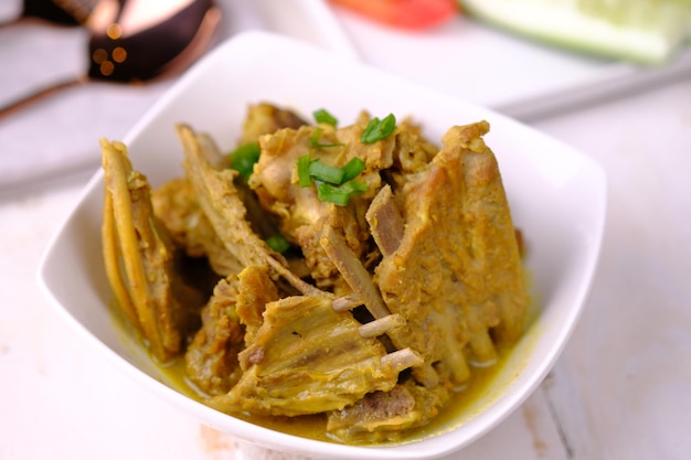 tongseng kambing est des côtes de chèvre cuites avec de la sauce soja, du lait de coco et des épices. Cuisine indonésienne.