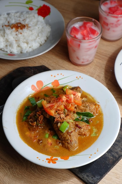 Photo tongseng sayap ayam ou curry de poulet indonésien