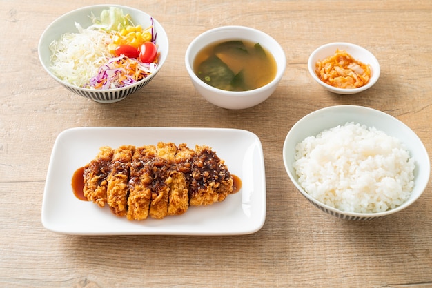 Tonkatsu - escalope de porc japonaise frite avec riz - style de cuisine japonaise