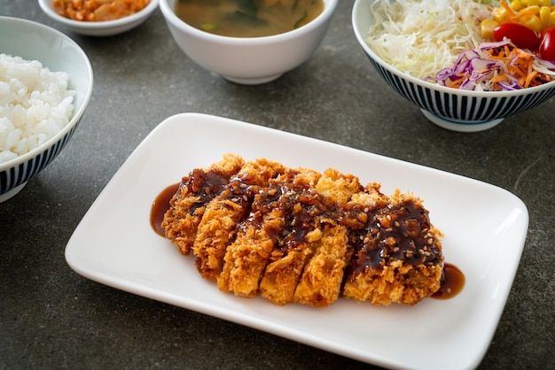 Tonkatsu - escalope de porc japonaise frite avec riz - style de cuisine japonaise