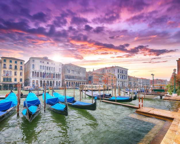 Étonnant paysage urbain matinal de Venise avec le célèbre Canal Grande Destination de voyage populaire Emplacement Venise Dolomites Italie Europe