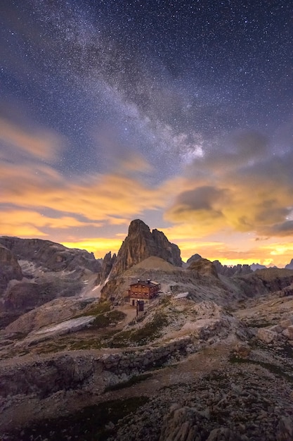 Étonnante voie lactée sur la montagne des Dolomites, en Italie.