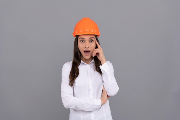 Étonné inspiré par l'idée d'une femme architecte en casque de sécurité et chemise blanche, inspiration.