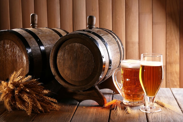 Tonneau de bière avec verres à bière sur table sur fond en bois