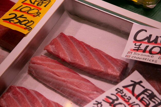 Tonneau frais dans un stand de nourriture au marché extérieur de Tsukiji dans la ville de Tokyo au Japon