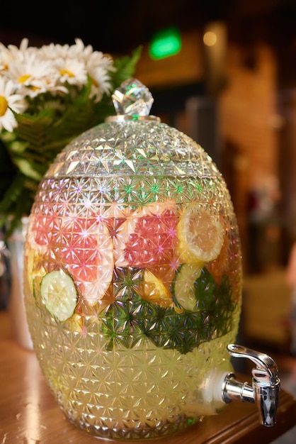 Tonneau en verre de limonade froide Récipient transparent avec robinet pour boissons gazeuses Services de restauration pour fêtes et célébrations Bar extérieur