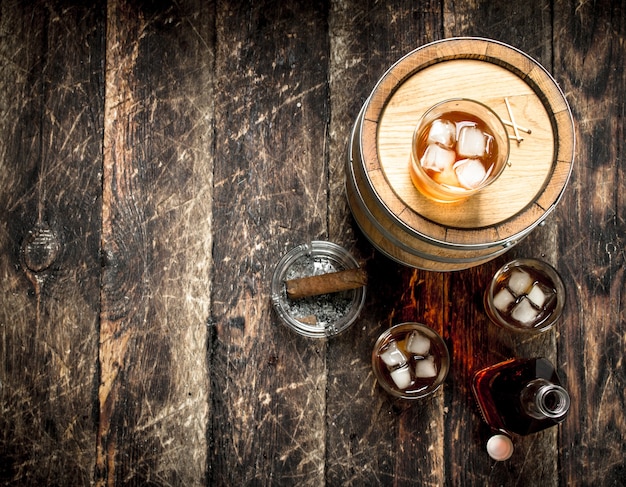 Un tonneau de whisky écossais avec un verre et un cigare.