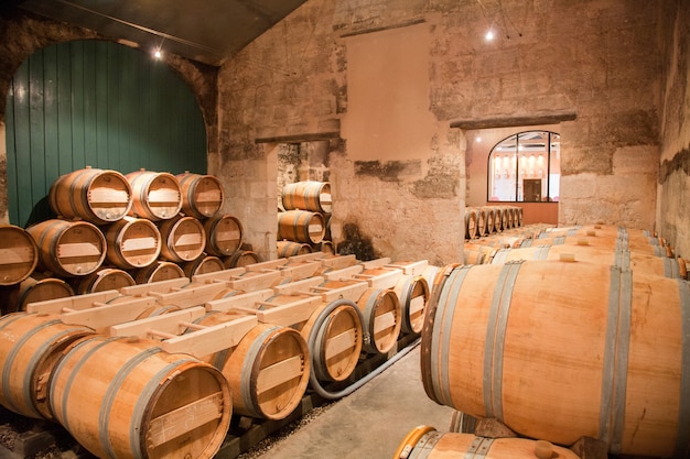 Tonneaux de vin empilés dans l'ancienne cave