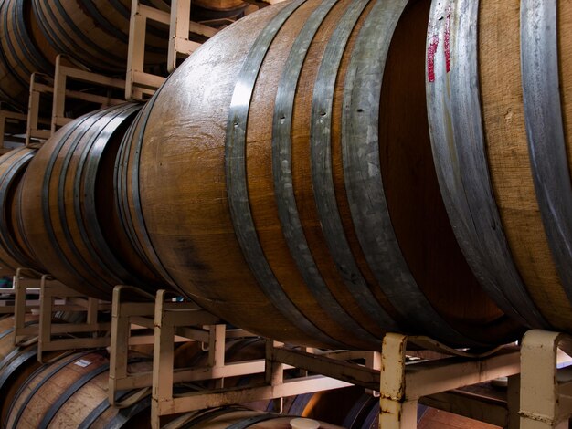 Des tonneaux de vin empilés dans la cave du vignoble à Palosade, Colorado.