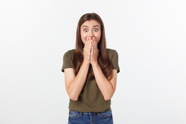 Étonnement - femme excitée en regardant de côté. Surpris heureuse jeune femme regardant de côté dans l'excitation.