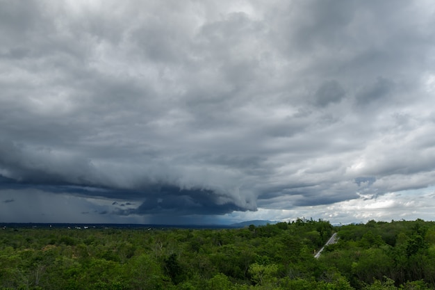 Tonnerre ciel d'orage nuages de pluie