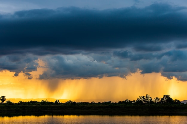 Tonnerre ciel d'orage nuages de pluie