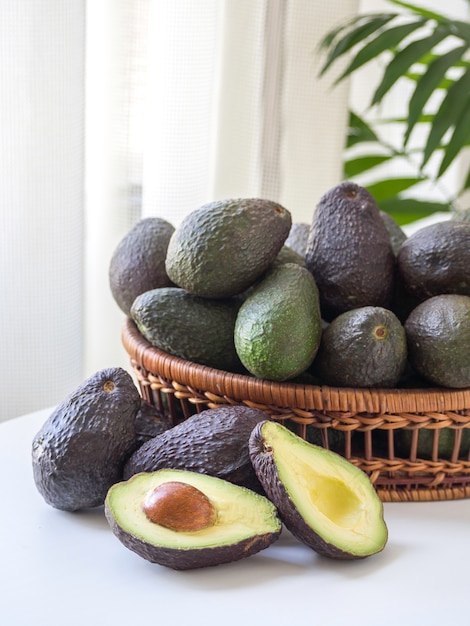 Photo des tonnes d'avocats et un panier