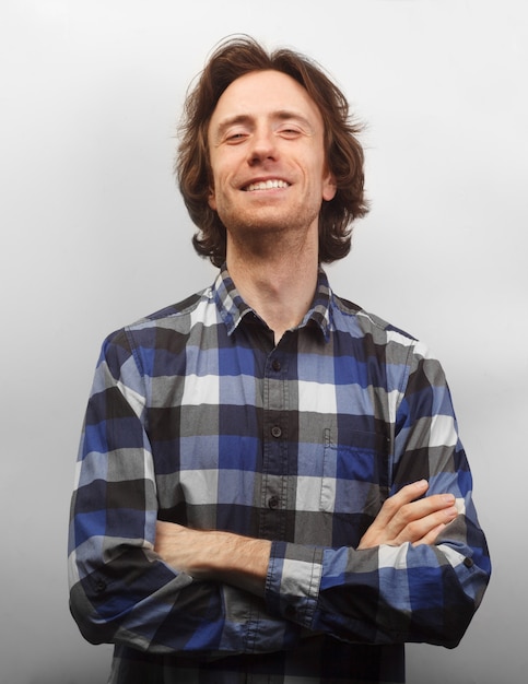 Toothy smiling caucasian man in causal shirt isolé sur fond blanc