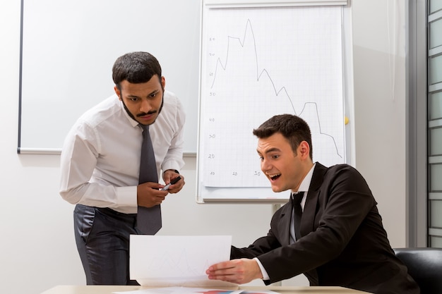 Les top managers se préparent à lancer un nouveau projet de jeunes gars à succès