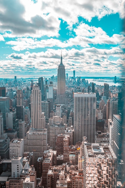 Top of the Rock à New York l'Empire State Building entouré de gratte-ciel