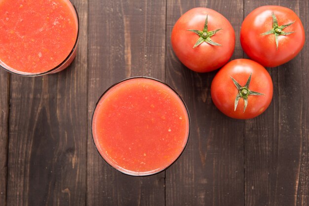 Top Shot smoothie de légumes à base de tomates mûres rouges sur table en bois