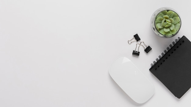 Top view desk avec souris et bloc-notes