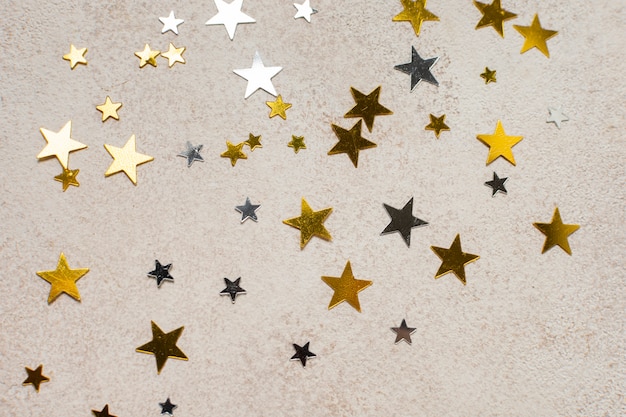 Top view golden stars de différentes tailles sur la table