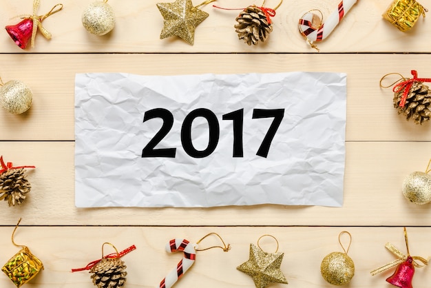 Top view note text 2017 avec du papier froissé Décoration et ornements de Noël sur table en bois avec copie.