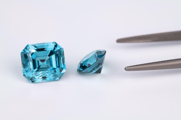 Une topaze bleue et une en argent avec une épingle en argent.