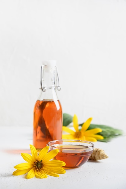 Topinambour de topinambour de topinambour au sirop de racine de fleurs dans un bol en verre