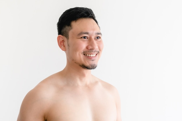 Topless portrait d'un homme heureux sur isolé