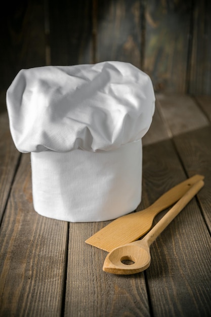 Toque blanche et ustensiles de cuisine