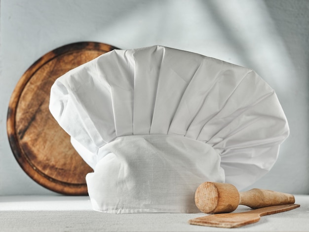 Toque de chef, planche de cuisine et ustensiles de cuisine