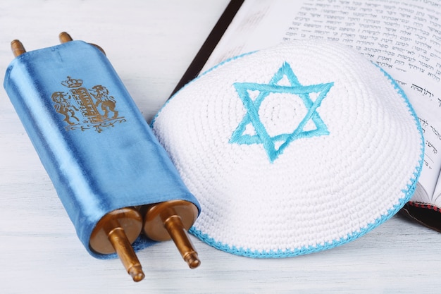 Photo torah avec kippa tricotée