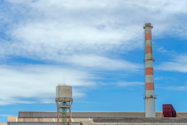 Torches à gaz dans une raffinerie de pétrole avec fond de ciel bleu