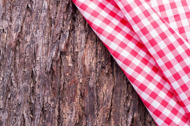 Torchon de cuisine rouge sur la table