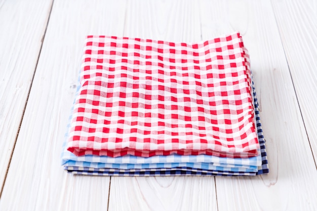 Photo torchon de cuisine (serviette) sur fond de bois