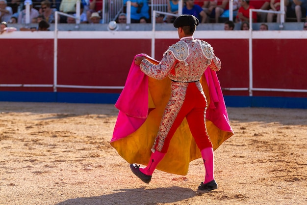 torero accomplissant sa tâche avec la cape