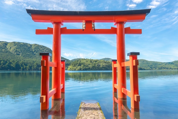 Torii japonais dans le temple au sanctuaire de Hakone près du lac Ashi à la ville de Hakone préfecture de Kanagawa au Japon