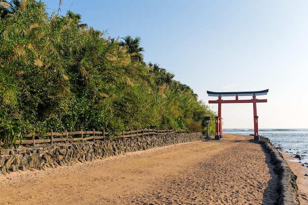 Torii rouge au sanctuaire d'Aoshima