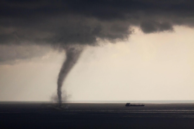 Une tornade est vue au loin au passage d'un navire.